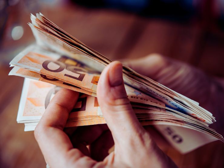 uomo conta soldi incassati con TFR